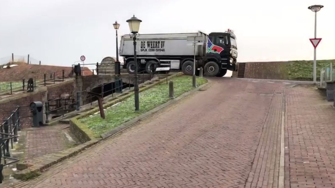 Een vrachtwagen in Termunterzijl