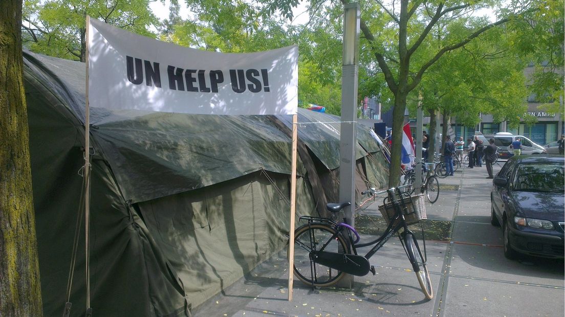 Tent met hongerstakers op Stationsplein