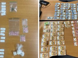 33 pakjes coke en 35 pillen: politie vindt drugs bij door rood rijder