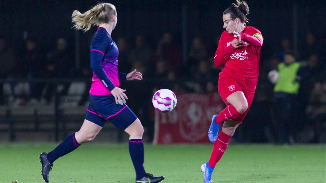 Renate Jansen (r) maakte een hattrick tegen ADO Den Haag