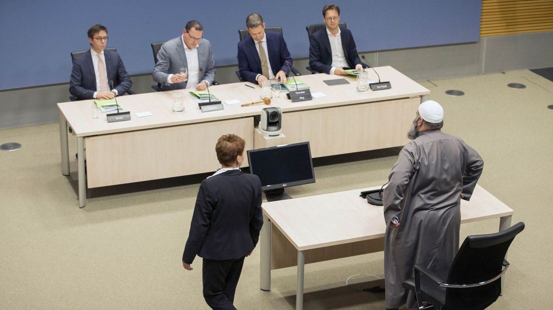 De imam voor de parlementaire ondervragingscommissie in 2020