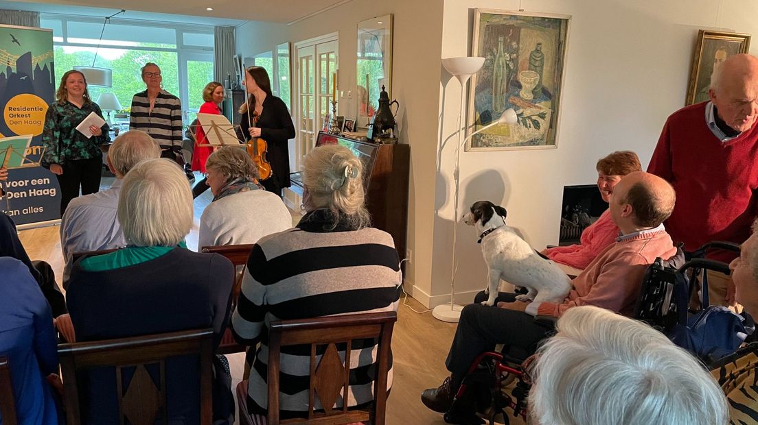Maurits van Selm (rechts) met Joepie op zijn schoot tijdens het huiskamerconcert