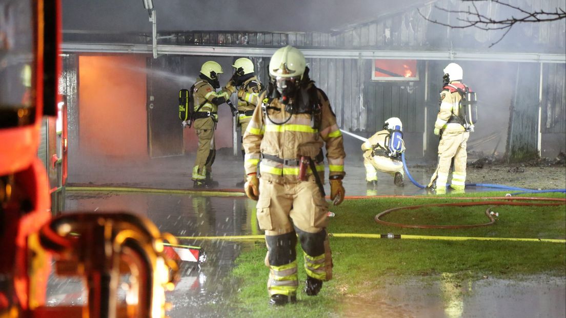 Brandweer blust vuur in lege kippenschuur in Hellendoorn