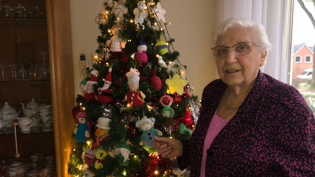 Kerstboom vol gehaakte spullen van mevrouw Bekkering in Yde