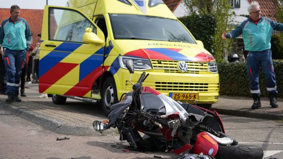 Automobilist vlucht na aanrijding met scooter in Veenoord. Automobilist vlucht na aanrijding met scooter in Veenoord.