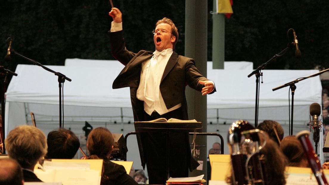 Dirigent Antony Hermus (Rechten: NNO)