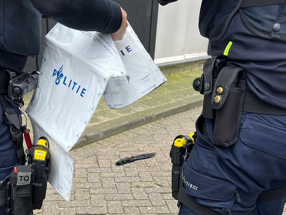 Het mes op straat heeft de lengte van twee straatklinkers en is daarmee ruim 40 centimeter