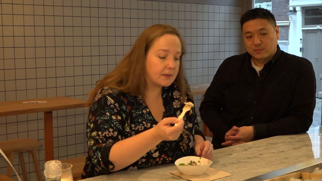 Foodblogger Jody Mijts en Chong Chu van de Foodhallen | Beeld Omroep West