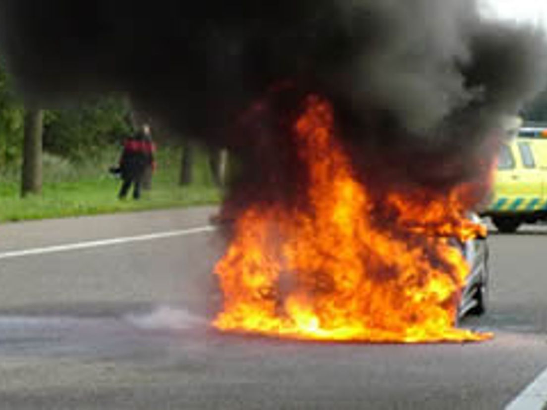 Auto in brand op snelweg A15 Rijnmond