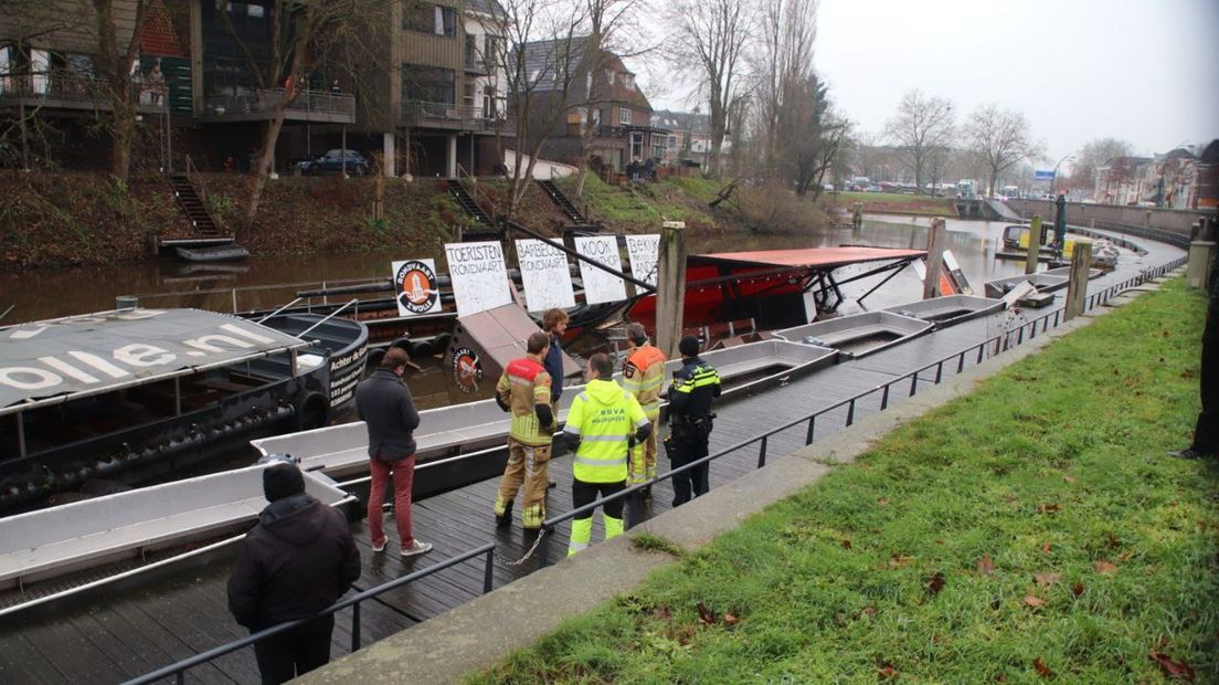 Rondvaartboot in de problemen in Zwolle.