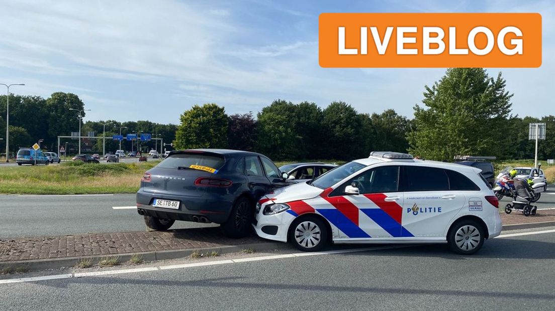 De klemgereden auto in Harderwijk.