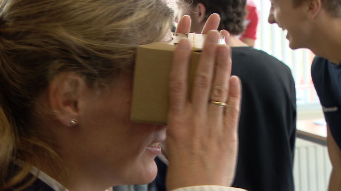 De  Virtual Reality-bril voor ouderen wordt getest.