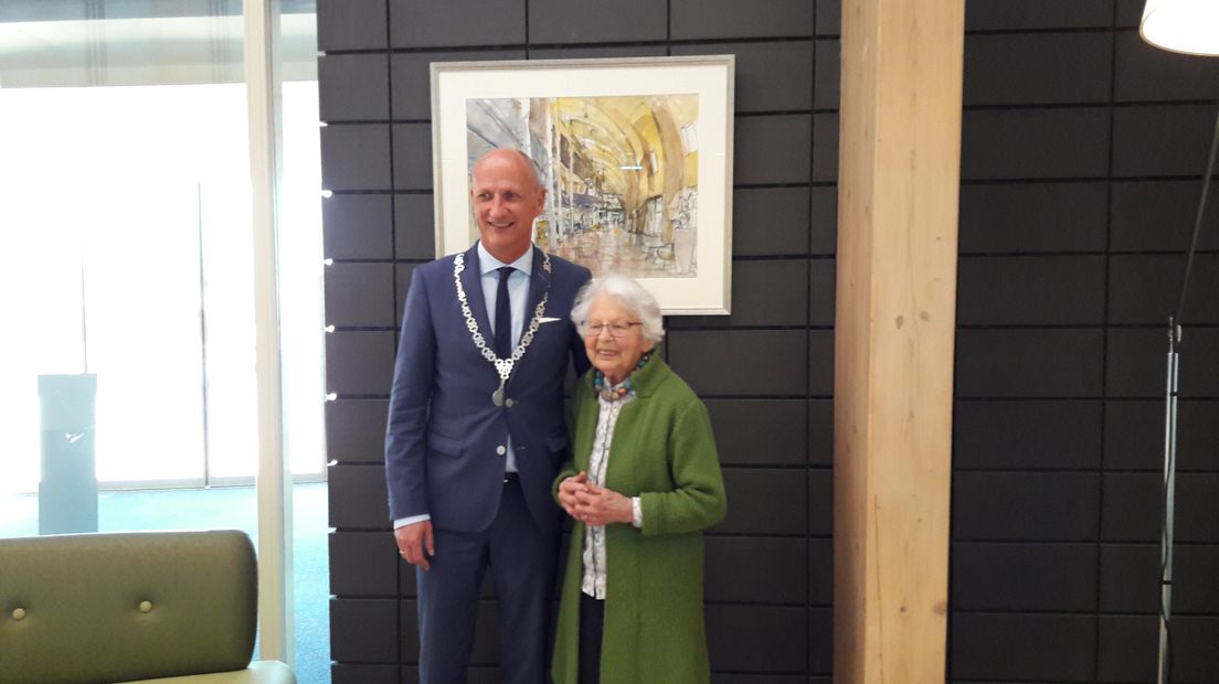 Burgemeester Van der Zwaag (Veere) en Françoise van Lynden bij het nieuwe schilderij in het gemeentehuis.