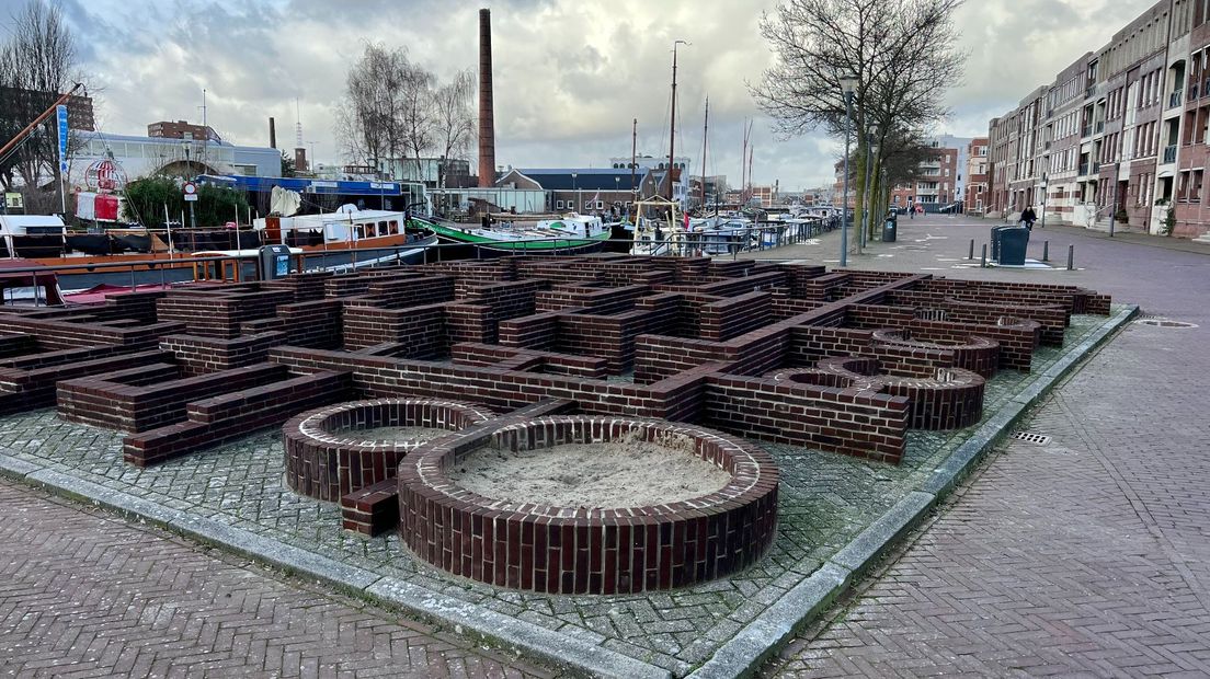 Een van de bakstenen folly's die te vinden is in de stad.