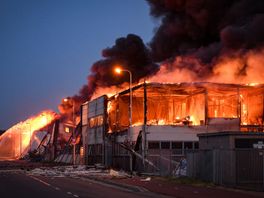 Zeer grote brand in bedrijfshallen, 'blijf weg, mensen hinderen hulpdiensten'