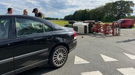 Tractor kantelt door, bestuurder naar ziekenhuis