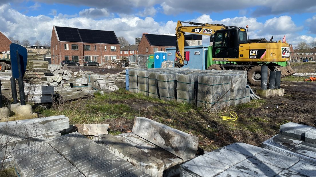 HAZ Infra haalt deze week zoveel mogelijk van het nog aanwezige materiaal uit de wijk