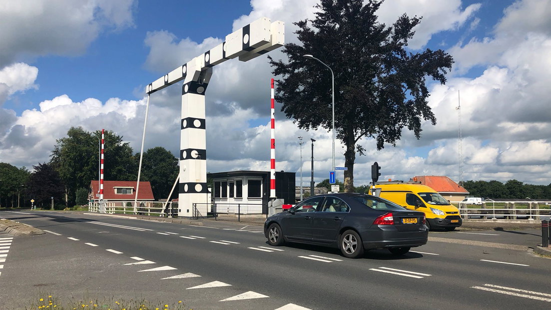 De oversteekplaats bij de Vriezerbrug is volgens omwonenden een gevaarlijk punt (Rechten: RTV Drenthe/Jasmijn Wijnbergen)