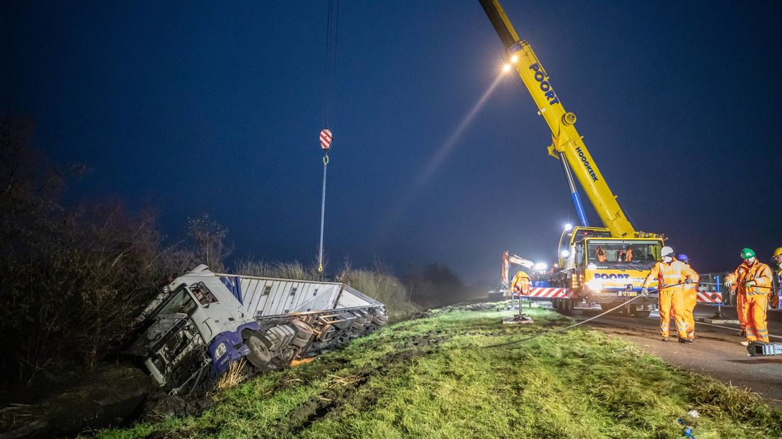 A7 weer open na vrachtwagenongeluk met 7000 kippen RTV Drenthe