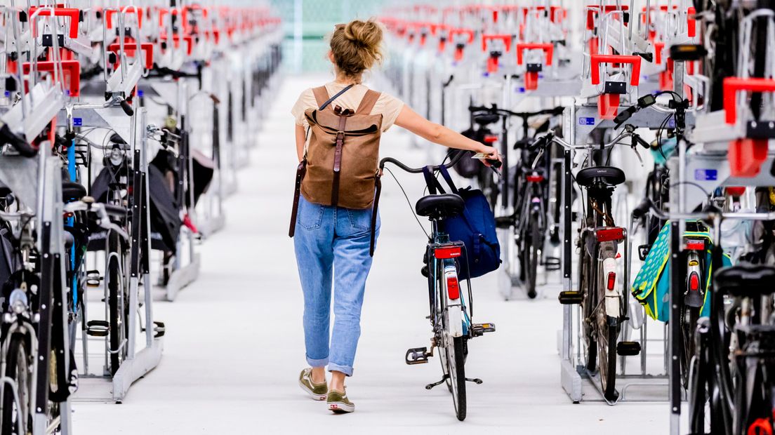 Iemand probeert haar fiets te parkeren