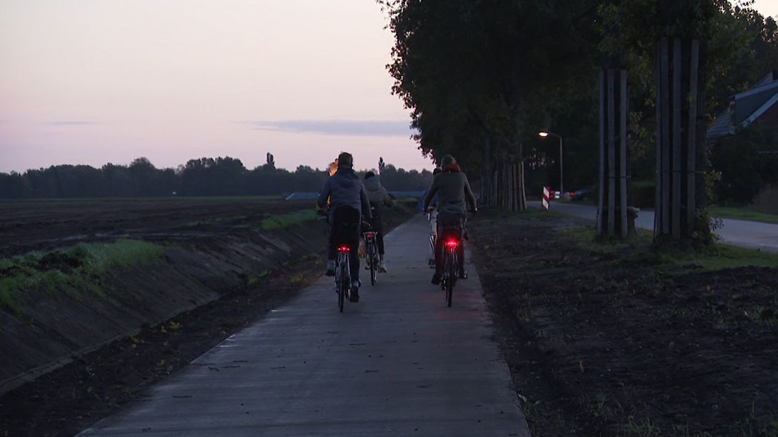 Kinderen fietsen op de Menweg