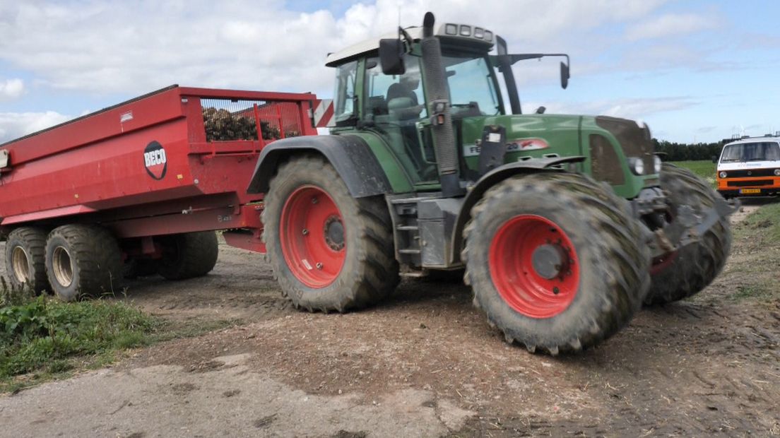 Een trekker met aanhanger