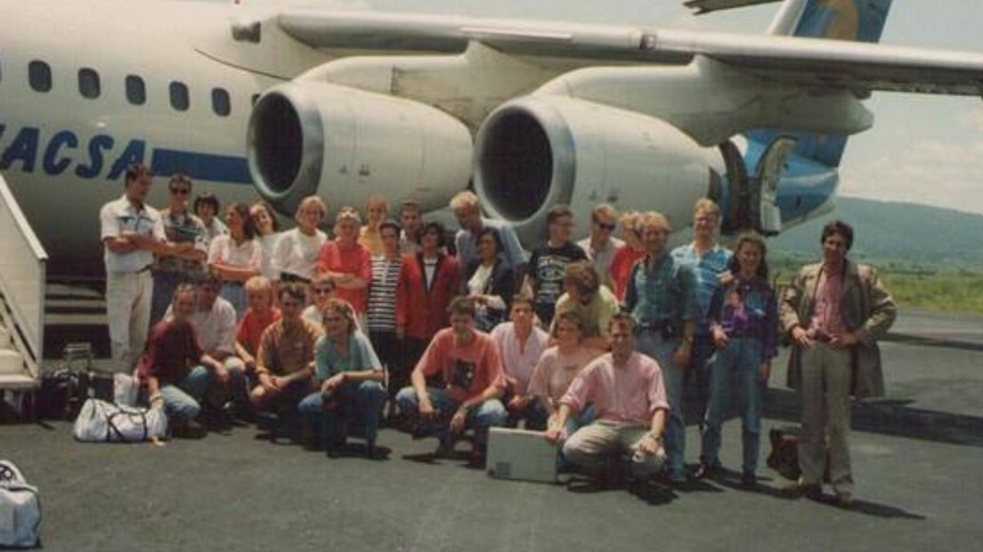 De groep studenten bij het vliegtuig in Mexico