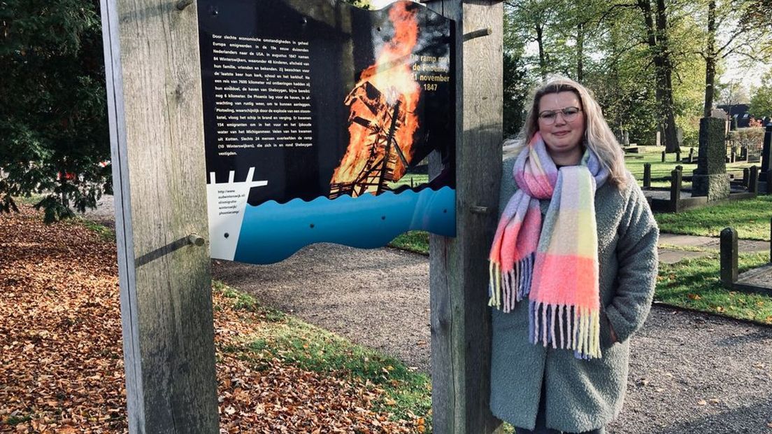 Podcastmaker Joske Meerdink bij het monument voor de ramp met de Phoenix in Winterswijk. Het was het startpunt van het onderzoek naar haar roots.