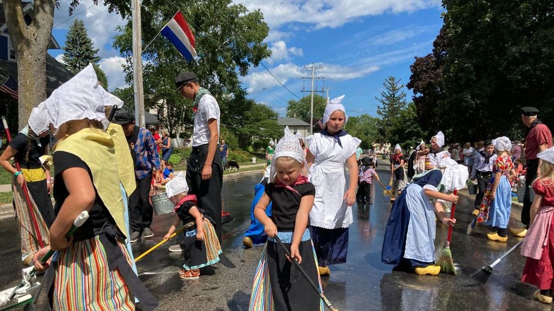 Belangrijk onderdeel van het Holland Festival in Wisconsin is het schrobben van de straten.