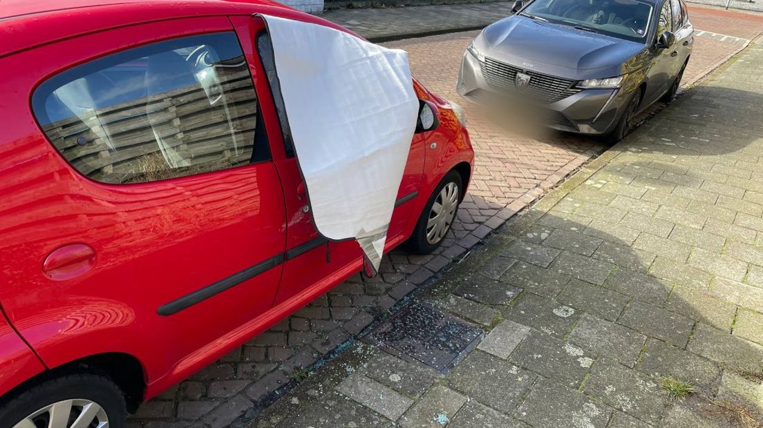 Ook bij deze auto werd een ruit vernield