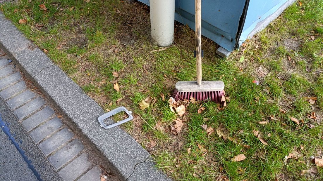 De bezem staat al klaar voor de volgende klapper