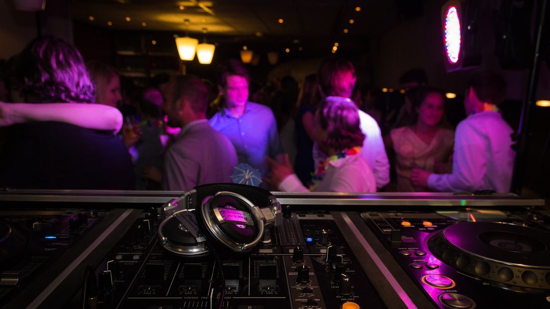 Bescherm je oren tegen harde muziek, adviseert de GGD (Rechten: pixabay.com)