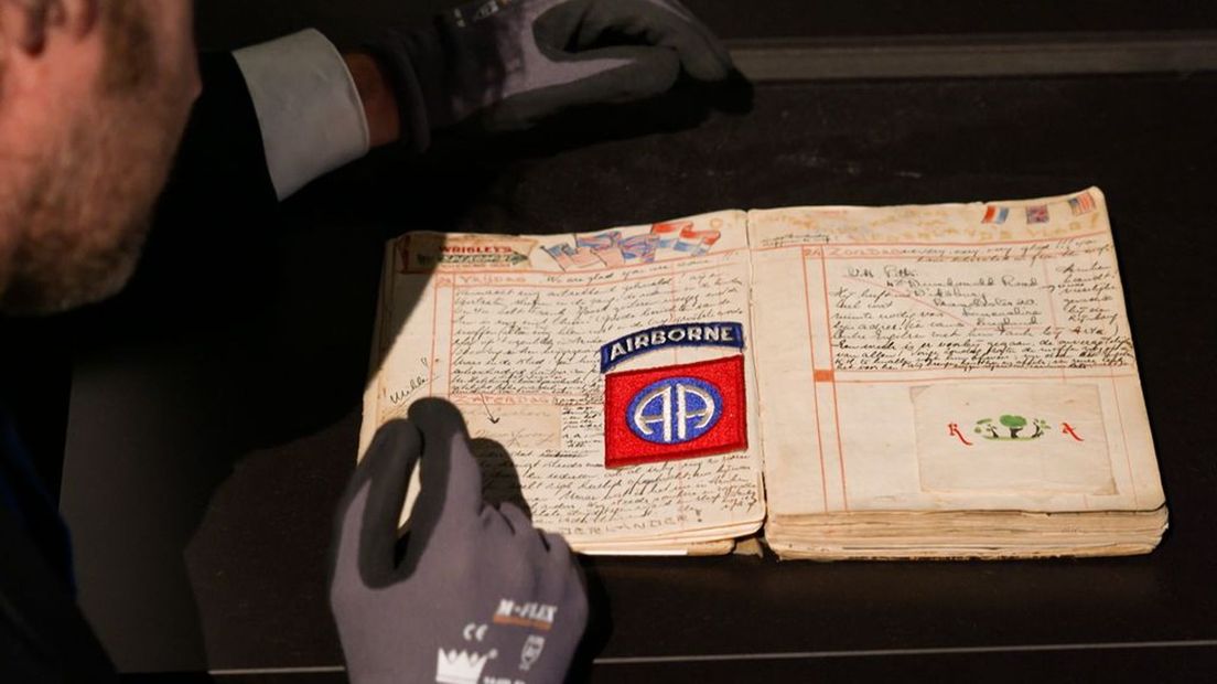 Ridder René leest in het oorlogsdagboek van Trees Schretlen