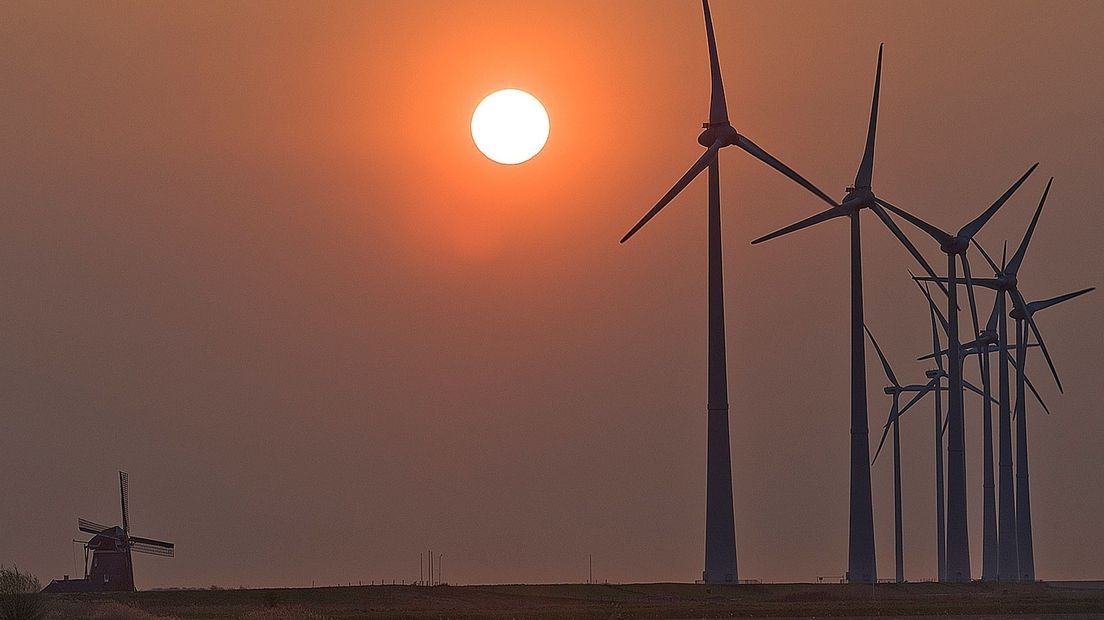 Windmolens bij een ondergaande zon (archief)