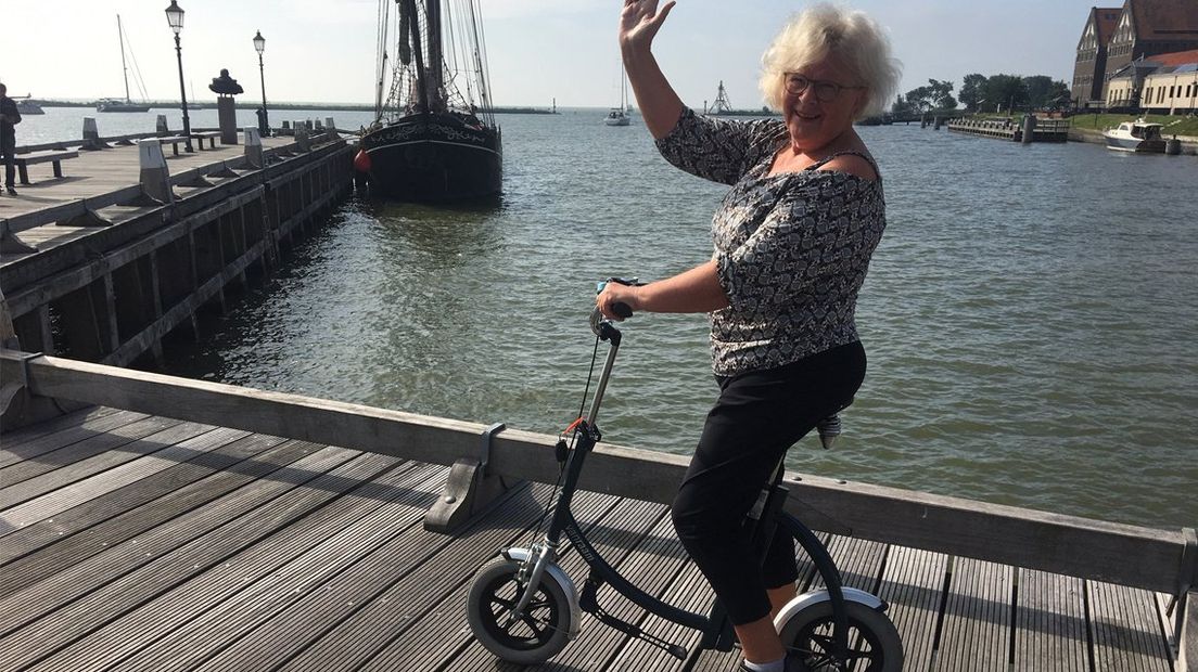 Maria Knijn met haar hulpfiets