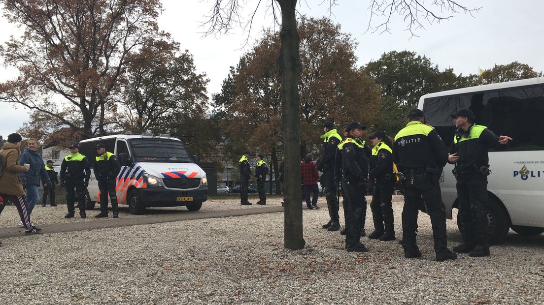 Politie stelt zich op rond de Koekamp.