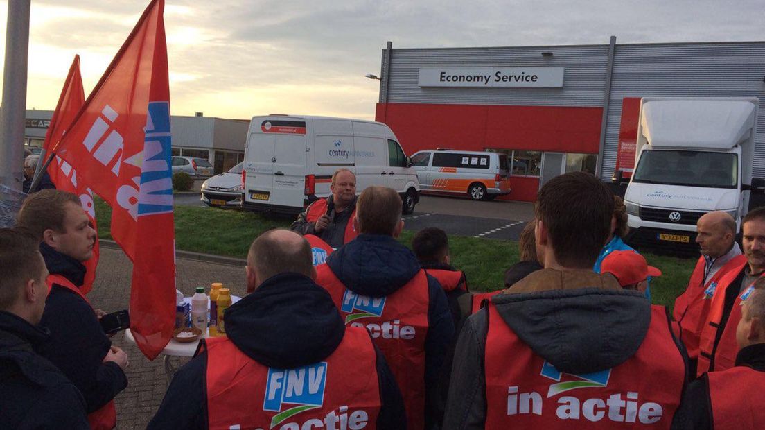 Stakende werknemers van de autobranche (Rechten: RTV Drenthe)