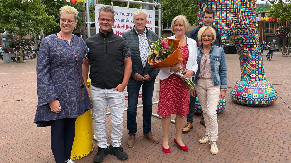 Wethouder Mary Looman en leden van Platform Inclusief nemen bloemen en felicitaties in ontvangst