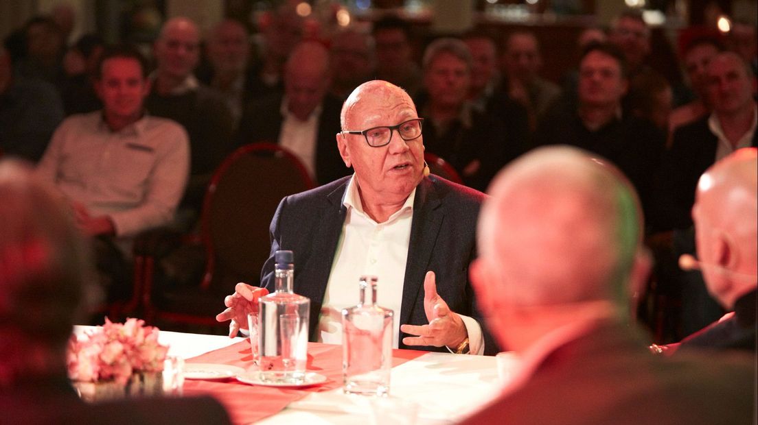 Kees Jansma tijdens een sponsoravond van Alphense Boys