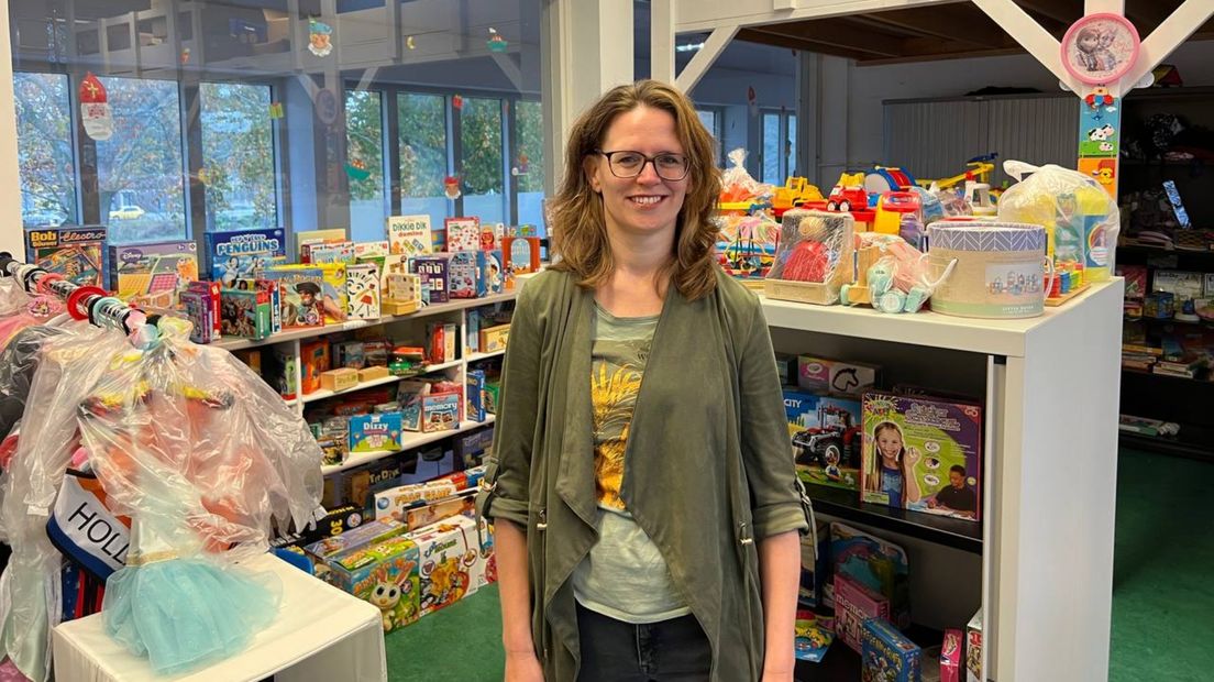 Bedrijfsleider Jantine Breukelman in de Speelgoedbank
