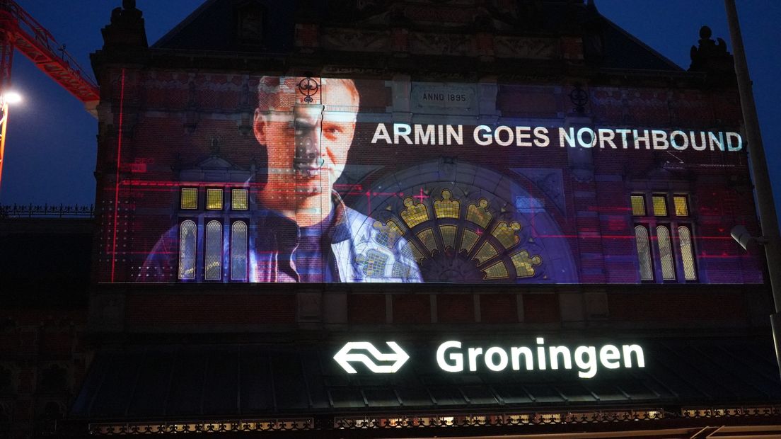 De komst van Van Buuren wordt aangekondigd met een projectie op het Hoofdstation-gebouw