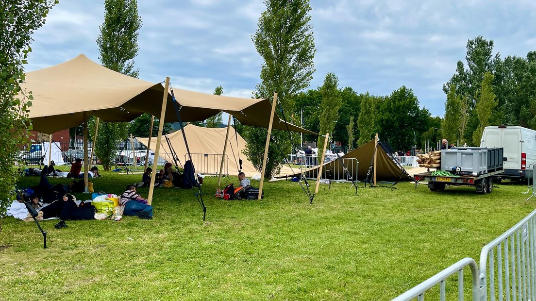 De eerste twee luifels op het grasveld voor het aanmeldcentrum in Ter Apel