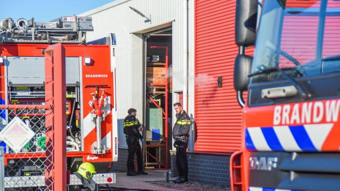 Een man is gewond geraakt bij een explosie bij een coatingbedrijf in Heteren. De brandweer van Heteren kon het pand daarna weer vrijgeven.