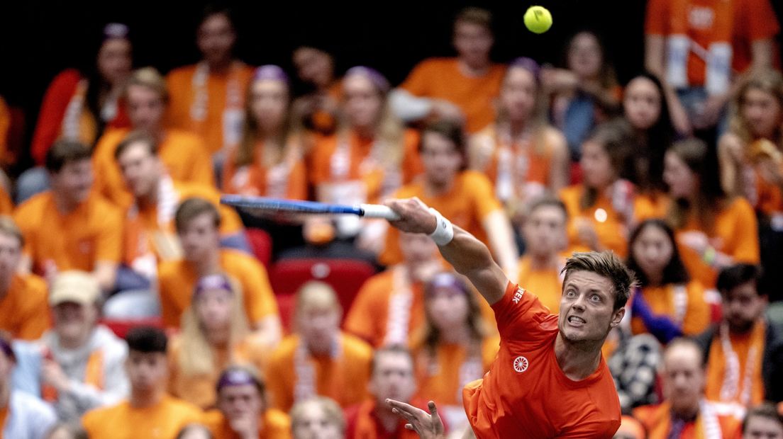 Tim van Rijthoven serveert tijdens zijn wedstrijd tegen Alex Molcan