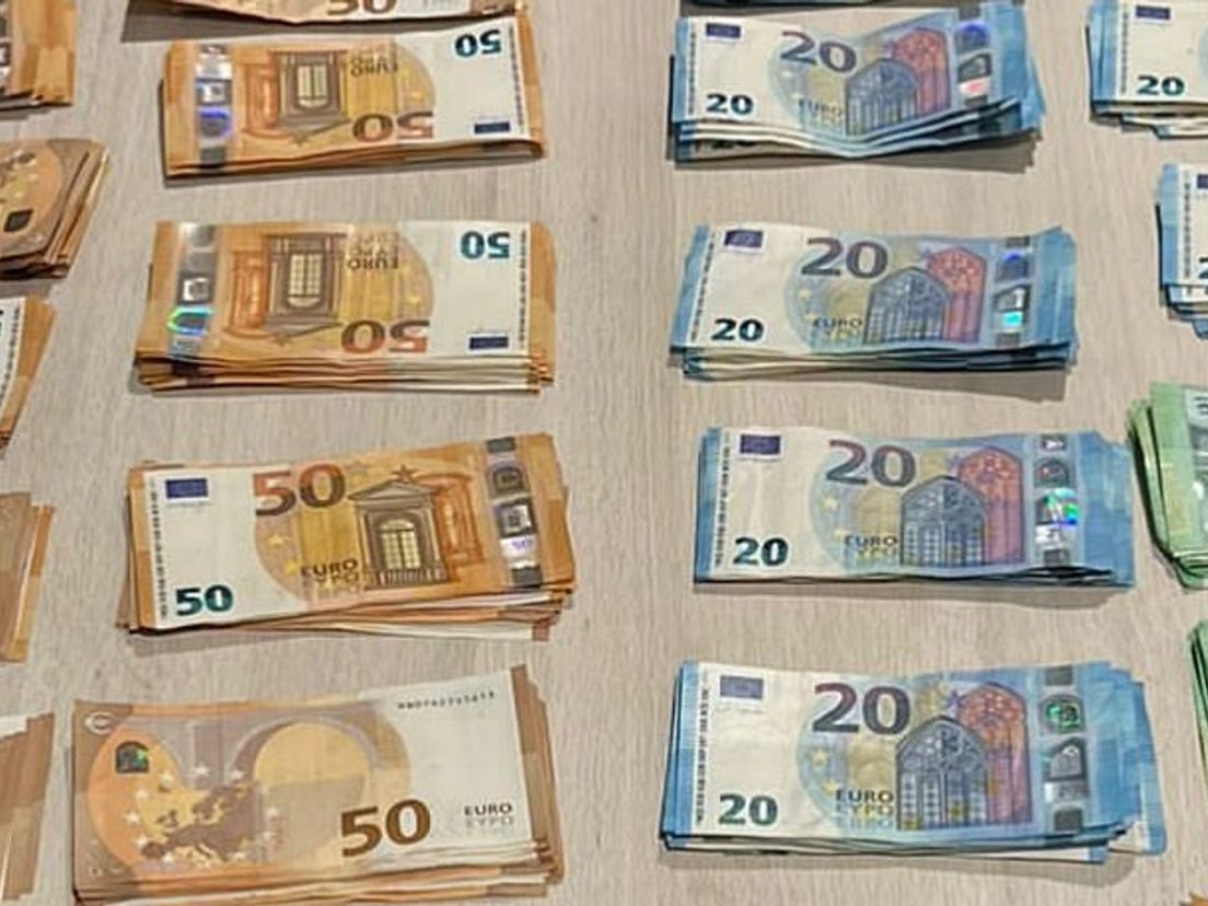 De bestuurder had voor duizenden euro's aan cash geld bij zich