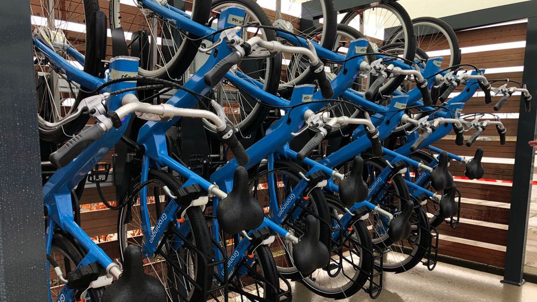Als je de fiets terugzet in het 'docking station', sluit hij automatisch af