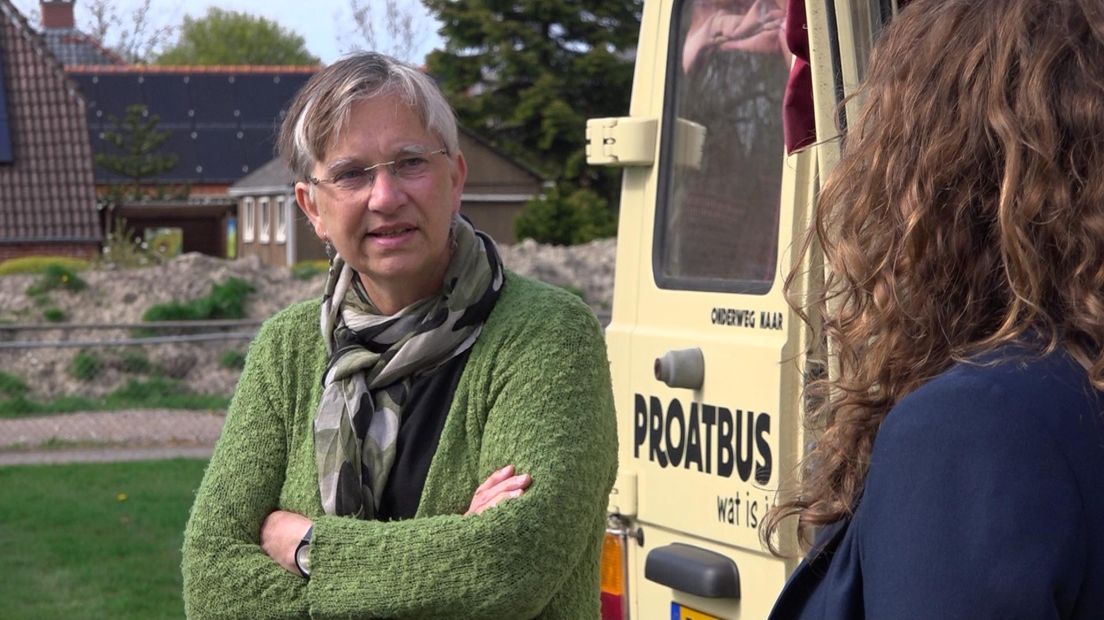 Geestelijk verzorger Marjo van Bergen in gesprek met CDA-Kamerlid Anne Kuik
