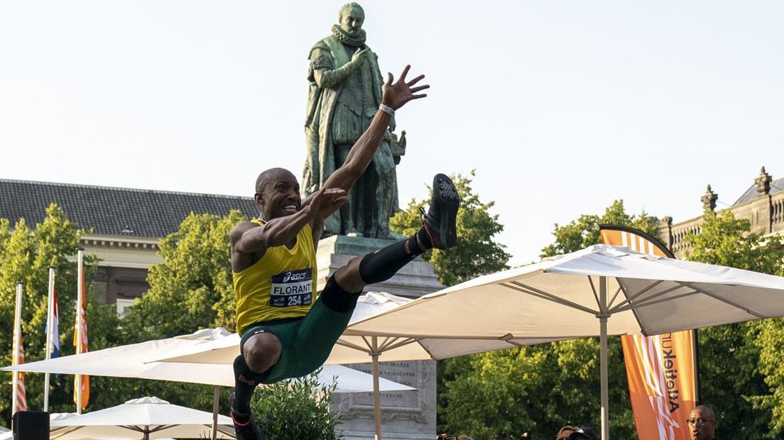 Fabian Florant springt met het standbeeld van Willem van Oranje op de achtergrond.