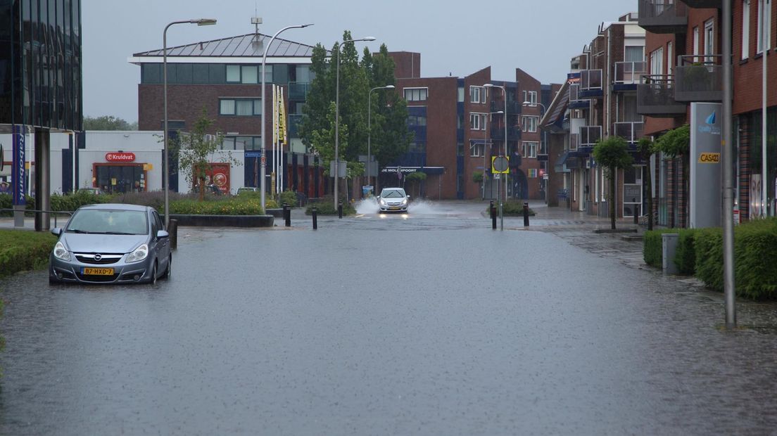 De straten in Rijssen staan blank