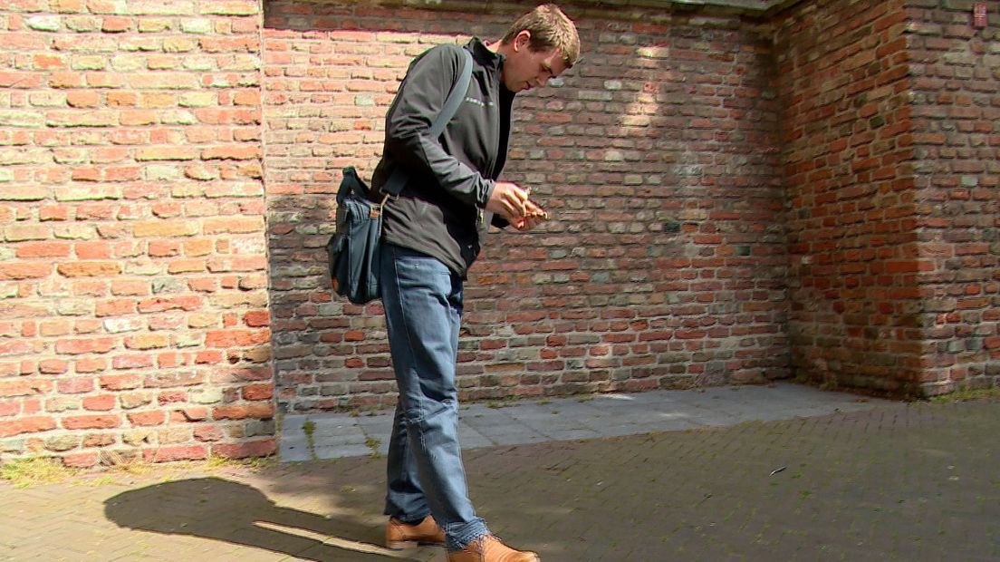 Bas de Maat aan het zoeken naar prooiresten